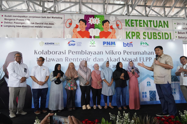 Menteri PKP, Maruarar Sirait (kedua dari kiri) bersama nasabah PNM Mekaar pada kegiatan Pembiayaan Rumah Mikro Melawan Rentenir dan Akad Masal FLPP di Kompleks Pondok Banten Indah, Serang, Banten. Foto: Dok. PNM