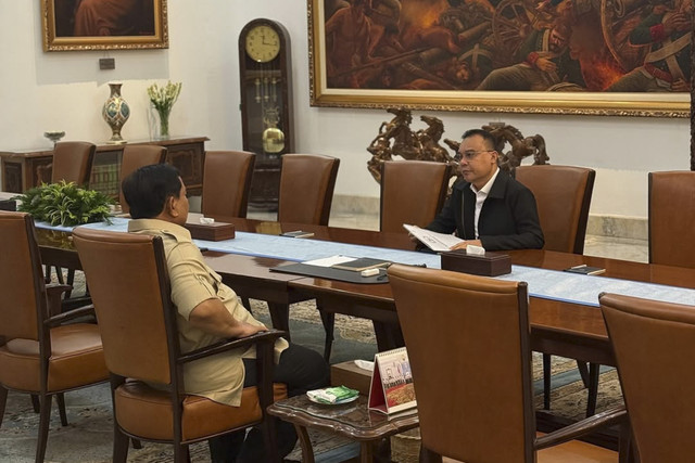 Presiden Prabowo Subianto bertemu dan berdiskusi dengan Wakil Ketua DPR RI Sufmi Dasco Ahmad di Istana Merdeka, Jakarta. Foto: Instagram/ @sekertariat.kabinet