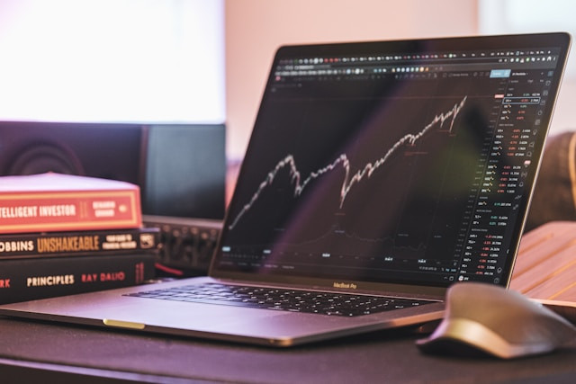 Ilustrasi saham termahal di Indonesia. Sumber: Unsplash.