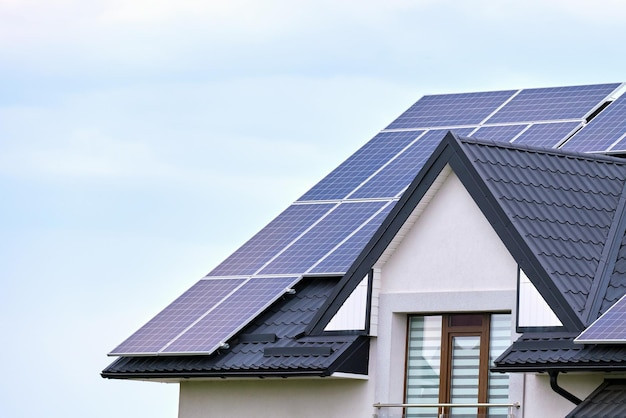 Ilustrasi panel surya terbaik untuk rumah. Foto: Freepik 