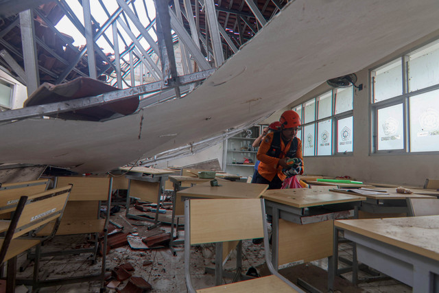 Petugas BPBD Kabupaten Bogor di SMKN 1 Cileungsi, Kabupaten Bogor, Jawa Barat, Rabu (10/9/2025). Foto: Yulius Satria Wijaya/ANTARA FOTO