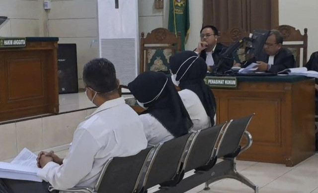 Tiga terdakwa dalam kasus kematian dr Aulia Risma: Taufik Eko, Sri Maryani, Zara Yupita Azra dalam sidang tuntutan di PN Semarang. Foto: Dok. Istimewa