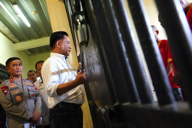 Menteri Koordinator Bidang Hukum, HAM, Imigrasi, dan Pemasyarakatan, Yusril Ihza Mahendra, mengunjungi tahanan tersangka demo rusuh di Kota Makassar, Sulsel, Rabu (10/9/2025). Foto: Dok. Istimewa