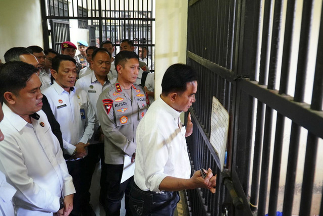 Menteri Koordinator Bidang Hukum, HAM, Imigrasi, dan Pemasyarakatan, Yusril Ihza Mahendra, mengunjungi tahanan tersangka demo rusuh di Kota Makassar, Sulsel, Rabu (10/9/2025). Foto: Dok. Istimewa