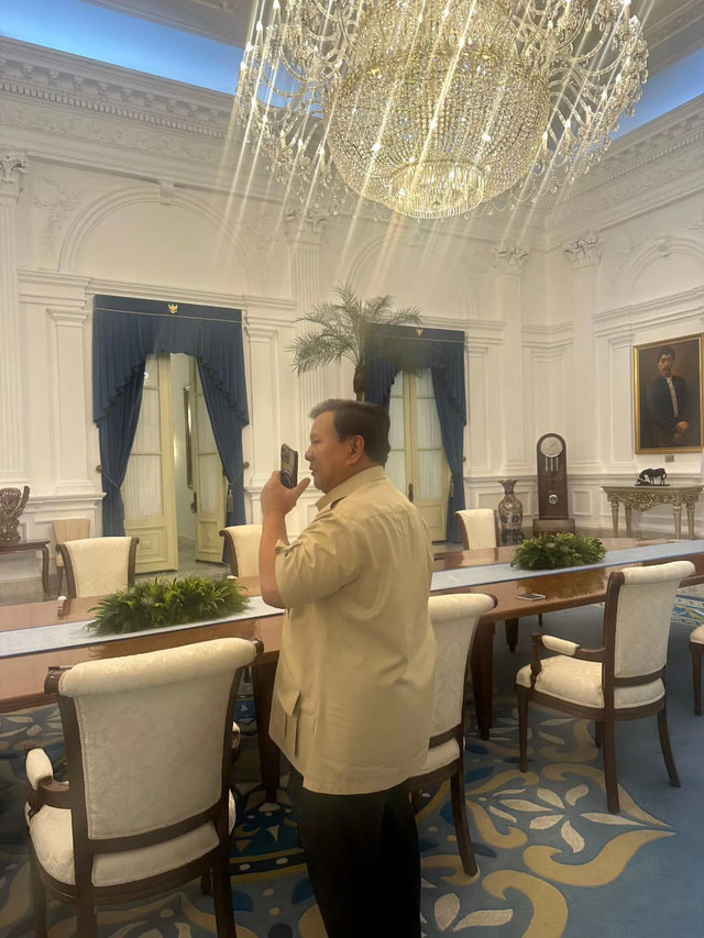 Presiden Prabowo Subianto berbicara dengan Kepala BNPB lewat telepon menginstruksikan penanganan banjir di wilayah Bali dan Nusa Tenggara Timur. Foto: Instagram/@sekretariat.kabinet