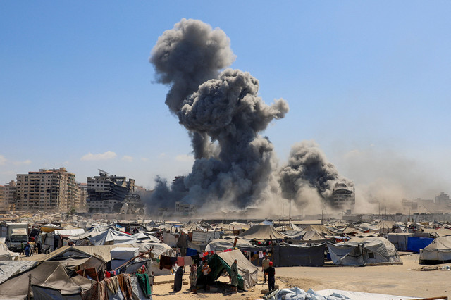 Bangunan hunian yang menampung warga Palestina terkena serangan udara Israel di Kota Gaza, 10 September 2025. Foto: REUTERS/Ebrahim Hajjaj