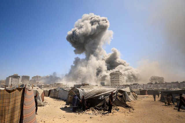 Bangunan hunian yang menampung warga Palestina terkena serangan udara Israel di Kota Gaza, 10 September 2025. Foto: REUTERS/Ebrahim Hajjaj