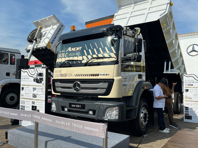Mercedes-Benz 1626 C meluncur di Indonesia Construction and Mining 2025 di JIExpo Kemayoran, Jakarta, Rabu (10/9/2025) Foto: Syahrul Ghiffari/kumparan