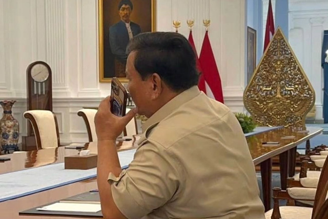 Presiden Prabowo Subianto berbicara dengan Emir Qatar Tamim bin Hamad Al-Thani lewat sambungan telepon. Foto: Instagram/@sekretariat.kabinet