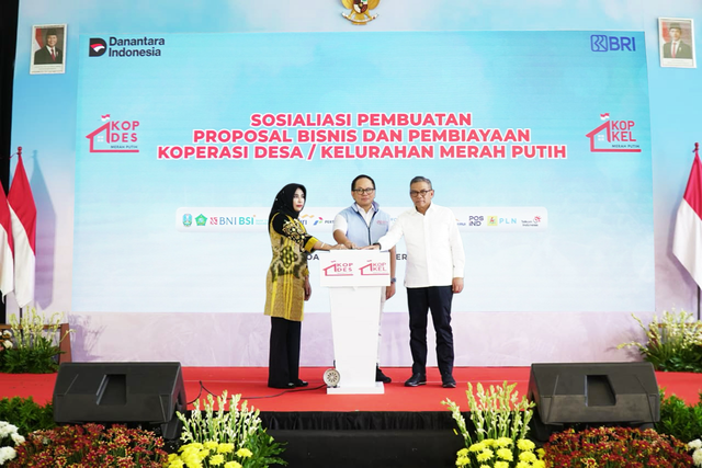(kiri ke kanan) Wakil Bupati Sidoarjo Mimik Idayana, Wakil Menteri BUMN RI Kartiko Wirjoatmodjo, dan Wakil Direktur Utama BRI Agus Noorsanto pada Sosialisasi Pembuatan Proposal Bisnis dan Pembiayaan Koperasi Desa/Kelurahan Merah Putih di Pendopo Kabupaten Sidoarjo, Selasa (9/9). Foto: Dok. BRI