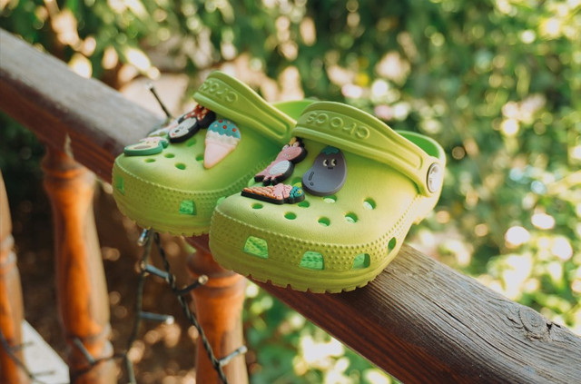 Crocs X Demon Slayer Ada di Mana Saja. Foto hanya ilustrasi, bukan sebenarnya. Sumber: Unsplash/Esref Yasa