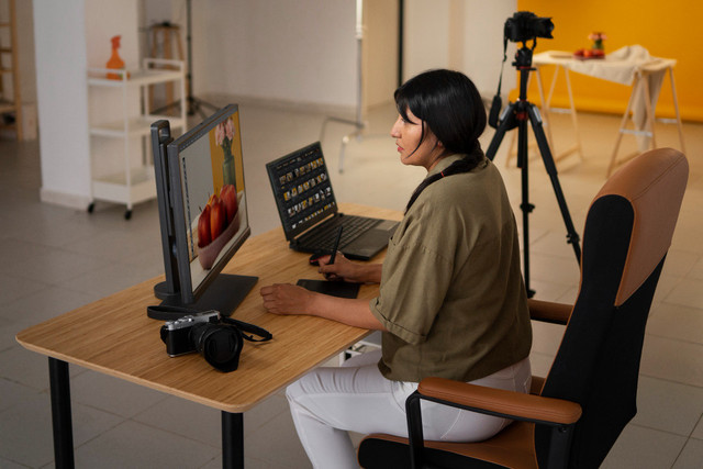 Ilustrasi prompt ai foto di jalan sama idola. Sumber: freepik.com