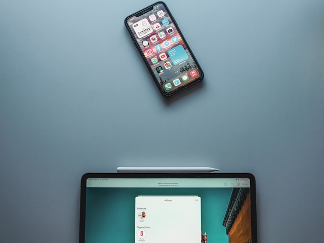 Ilustrasi untuk Fitur iOS 26. Sumber: Unsplash/Miguel Tomas