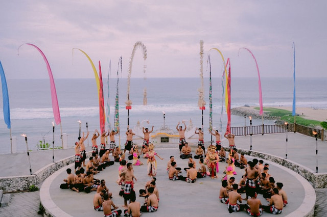 Tiket Masuk Pantai Melasti 2025 (Foto Tari Kecak di Pantai Melasti) Sumber: unsplash/Gede Yoga