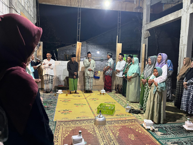 Sholawat bersama di acara walimatus safar dusun saren Foto: Lulu Uswatun Chasanah