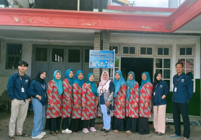 Foto bersama setelah Kegiatan di Posyandu, Kelurahan Ngempon, Kecamatan Bergas, Kabupaten Semarang (9/9/2025) Foto: KKN Tematik UPGRIS Ngempon 2025
