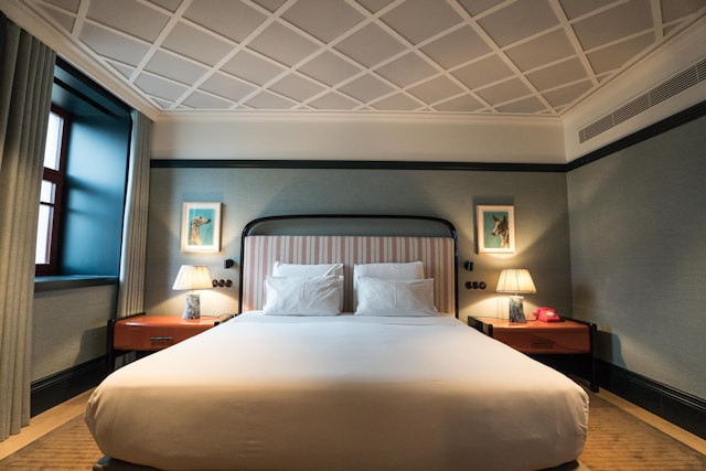Beda Twin Bed dan Double Bed. Foto Kasur Double Bed. Sumber: Unsplash/Antonio Araujo
