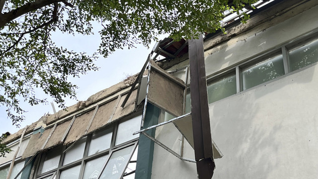 Atap kelas yang ambruk di SMKN 1 Cileungsi, Kabupaten Bogor, Kamis (11/9/2025). Foto: Nasywa Athifah/kumparan