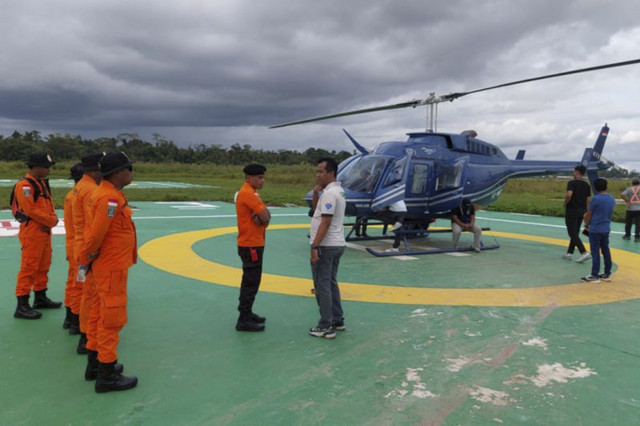 Petugas Kantor SAR Timika menerima arahan untuk melakukan evakuasi kru Helikopter PK-IWS milik Intan Angkasa Air Service yang mengalami musibah di Distrik Jila, Kabupaten Mimika, Papua Tengah, Rabu (10/9/2025). Foto: HO-SAR Timika/ANTARA