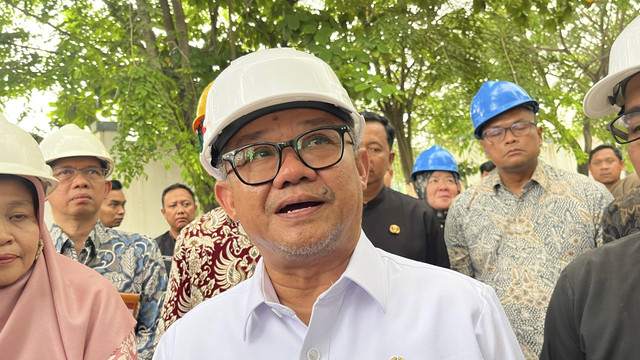 Menteri Pendidikan Dasar dan Menengah Abdul Mu'ti meninjau SMKN 1 Cileungsi, Kabupaten Bogor, Kamis (11/9/2025). Foto: Nasywa Athifah/kumparan