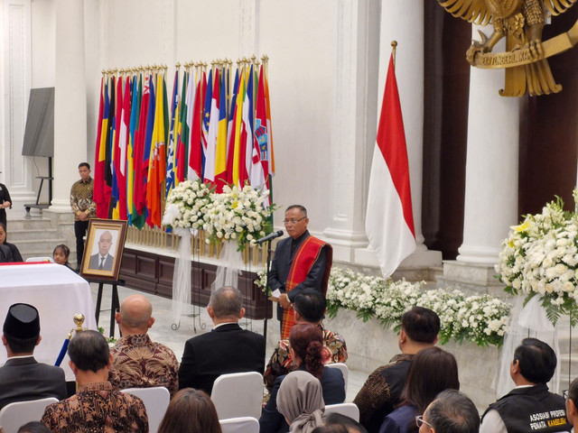 Suasana sambutan dari pihak keluarga, Dubes Peru untuk RI dan Menlu Sugiono dalam pelepasan jenazah Zetro Leonardo Purba di Gedung Pancasila, Kemlu, Jakarta, Kamis (11/9/2025). Foto: Nadia Riso/kumparan