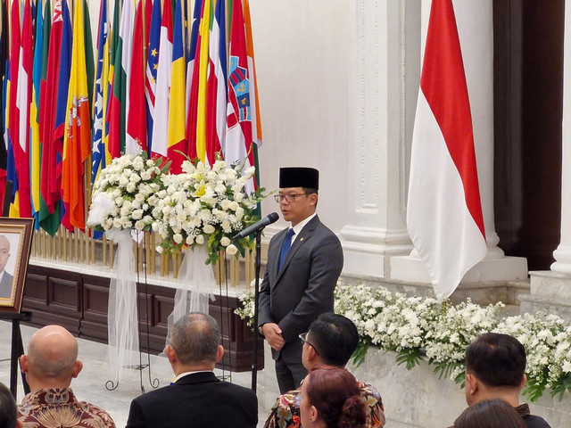 Suasana sambutan dari pihak keluarga, Dubes Peru untuk RI dan Menlu Sugiono dalam pelepasan jenazah Zetro Leonardo Purba di Gedung Pancasila, Kemlu, Jakarta, Kamis (11/9/2025). Foto: Nadia Riso/kumparan