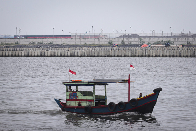 Suasana aktivitas nelayan saat melaut disekitar tembok beton yang ada di pesisir laut Cilincing, Jakarta Utara, Kamis (11/9/2025). Foto: Iqbal Firdaus/kumparan