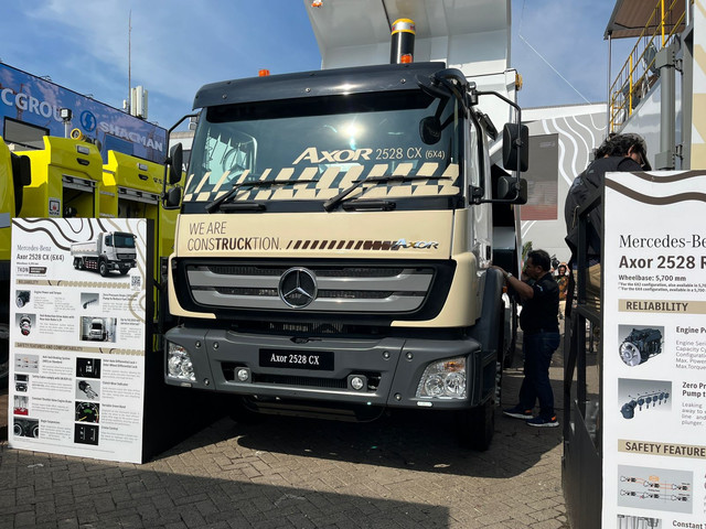 Truk Mercedes-Benz Axor 2528 CX di Construction and Mining Indonesia 2025, Rabu (10/9/2025). Foto: Syahrul Ghiffari/kumparan