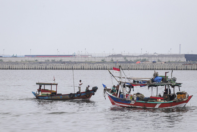 Suasana aktivitas nelayan saat melaut disekitar tembok beton yang ada di pesisir laut Cilincing, Jakarta Utara, Kamis (11/9/2025). Foto: Iqbal Firdaus/kumparan