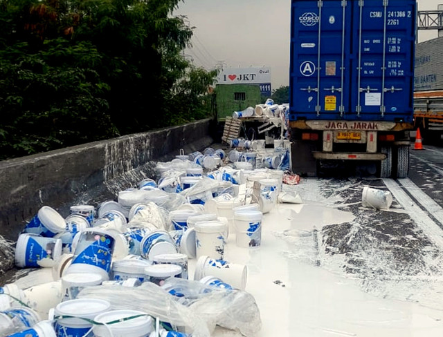 Penanganan truk bermuatan cat yang kecelakaan di Tol Dalam Kota KM 14.400, Jakarta Utara, Kamis (11/9/2025). Foto: Istimewa