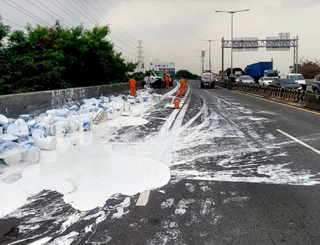 Kontainer Tabrak Truk di Tol Dalam Kota Arah Jakut, Cat Tumpah di Jalanan | kumparan.com