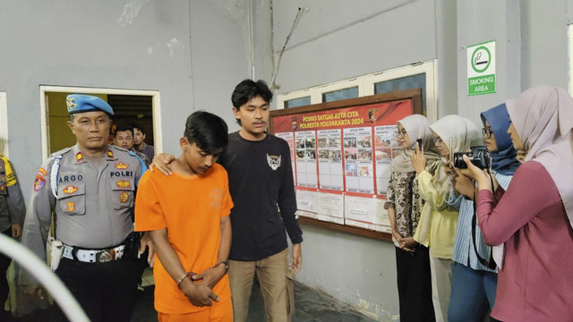 Aditria Rikho alias Kopul alias ARS (21 tahun) pelaku pelempar molotov dan batu di 6 pos polisi di Kota Yogyakarta dan Kabupaten Sleman. Foto: Arfiansyah Panji Purnandaru/kumparan