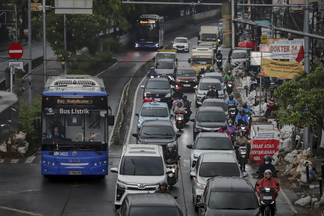 Pengendara berada di samping proyek pekerjaan pengembangan dan peningkatan ITS traffic light (intelligent traffic control system) di dekat Halte Transjakarta Jati Padang, Jakarta, Kamis (11/9/2025). Foto: Jamal Ramadhan/kumparan