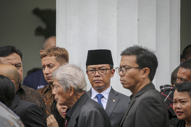 Menteri Luar Negeri Sugiono menghadiri penghormatan terakhir kepada jenazah Zetro Leonardo Purba, staf Kedutaan Besar Republik Indonesia (KBRI) yang diduga tewas ditembak di Peru, di Gedung Kementerian Luar Negeri, Jakarta, Kamis (11/9/2025). Foto: Aditia Noviansyah/kumparan