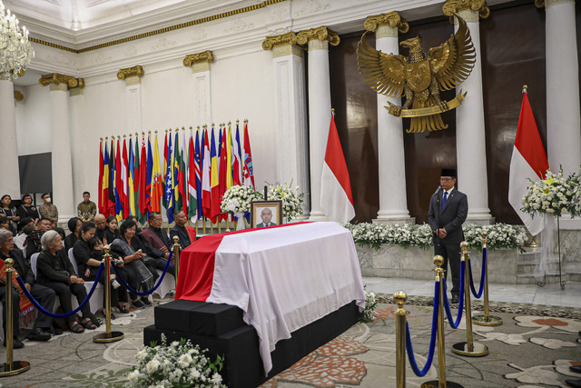 Menteri Luar Negeri (Menlu) Sugiono memberikan penghormatan terakhir kepada jenazah Zetro Leonardo Purba, staf Kedutaan Besar Republik Indonesia (KBRI) yang tewas ditembak di Peru, di Gedung Kementerian Luar Negeri, Jakarta, Kamis (11/9/2025). Foto: Aditia Noviansyah/kumparan