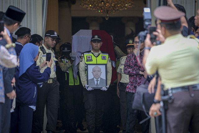 Suasana saat penghormatan terakhir kepada jenazah Zetro Leonardo Purba, staf Kedutaan Besar Republik Indonesia (KBRI) yang diduga tewas ditembak di Peru, di Gedung Kementerian Luar Negeri, Jakarta, Kamis (11/9/2025). Foto: Aditia Noviansyah/kumparan