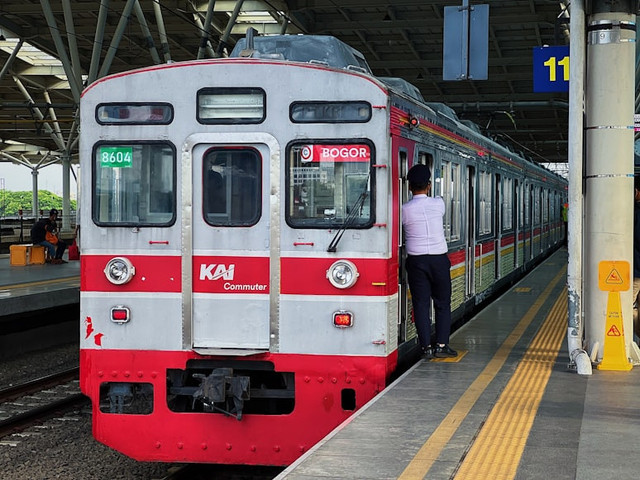 Tips pilih gerbong KRL, foto: KRL Jabodetabek. Unsplash/Alviansyah Kuswidyatama
