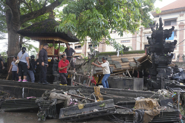 Warga memeriksa kondisi bangunan pura yang rusak akibat banjir di Pasar Kumbasari, Denpasar, Bali, Kamis (11/9/2025).  Foto: Nyoman Hendra Wibowo/ANTARA FOTO