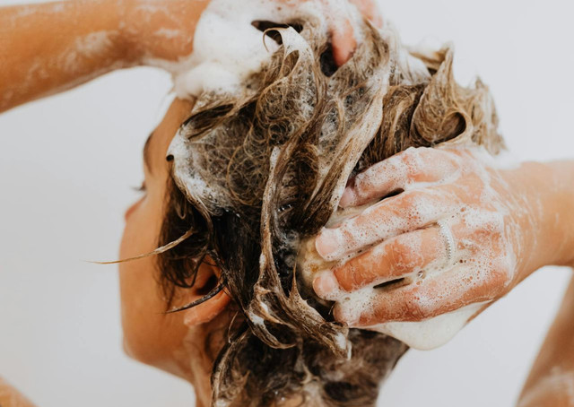 Ilustrasi shampoo untuk rambut berwarna di indomaret - Sumber: pexels.com/@karolina-grabowska