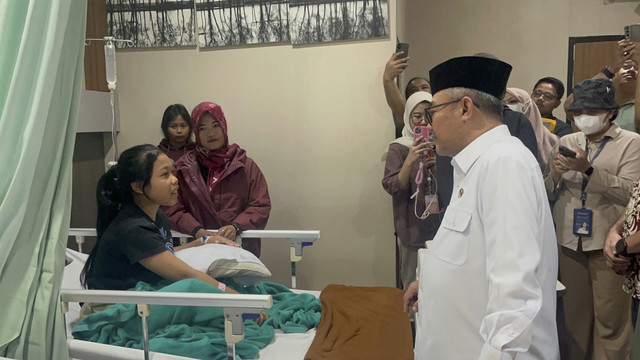 Menteri Pendidikan Dasar dan Menengah Abdul Mu'ti menjenguk siswa SMKN 1 Cileungsi yang menjadi korban insiden atap ambruk di Radjak Hospital Cileungsi, Kamis (11/9). Dok.  Foto: Nasywa Athifah/kumparan