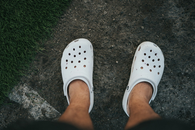 Store Crocs di Jakarta. Foto Hanya Ilustrasi, Bukan Sebenarnya. Sumber Unsplash Nathan Dumlao