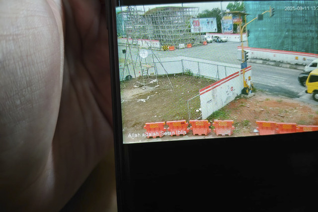 Muncul tulisan "Allah adalah Setan Iblis" di sudut bawah kiri rekaman CCTV Perempatan Kronggahan, Kabupaten Sleman, di website Jogjaprov.go.id milik Pemda DIY. Foto: Arfiansyah Panji Purnandaru/kumparan