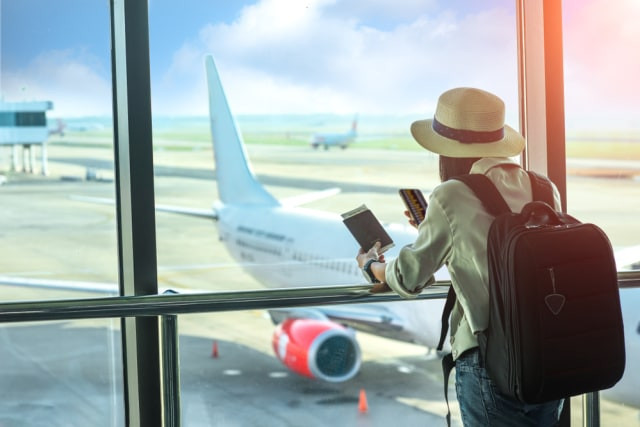 Ilustrasi traveler yang sedang menunggu penerbangan di bandara. Foto: Shutter Stock