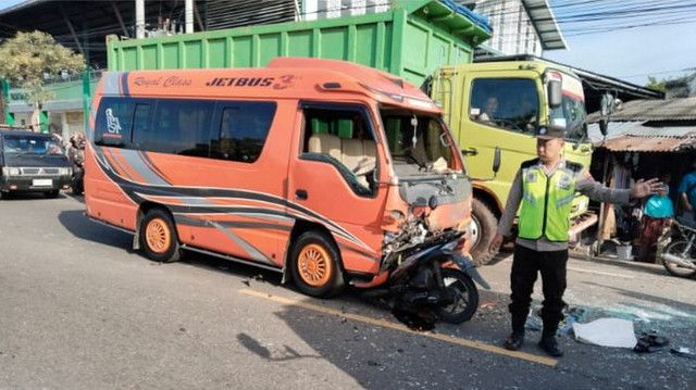 Kecelakaan lalu lintas tunggal di Jalan Raya Bojonegoro-Babat turut Desa Sroyo, Kecamatan Kanor, Kabupaten Bojonegoro. Kamis (11/09/2025). (Aset: Istimewa)