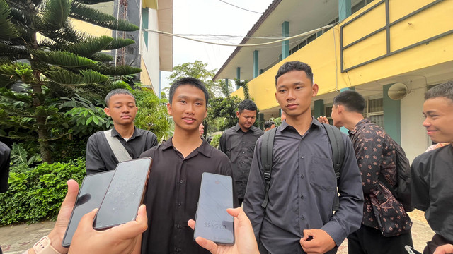 Wildan, Ega, dan siswa kelas 12 lainnya yang menjadi korban atap ambruk di SMKN 1 Cileungsi, Kabupaten Bogor, Kamis (11/9/2025). Foto: Nasywa Athifah/kumparan