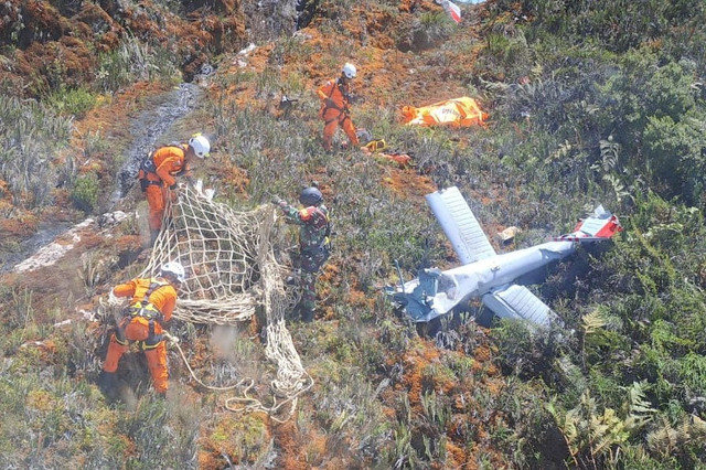 Proses evakuasi korban helikopter jatuh di Distrik Jila, Kabupaten Mimika, Papua Tengah. Foto: Basarnas Timika
