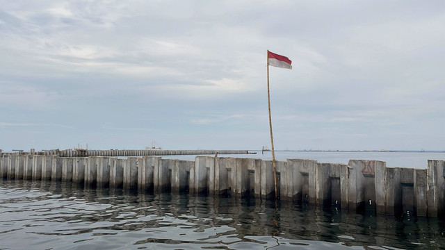 Suasana tembok beton yang berdiri di Pesisir Cilincing, Jakarta Utara, Kamis (11/9/2025).  Foto: Fadhil Pramudya/kumparan
