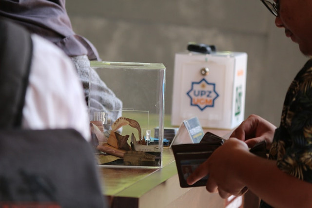 Perbedaan Panitia Zakat dan Amil Zakat. Foto hanya sebagai ilustrasi saja, bukan gambar sebenarnya. Sumber: Unsplash/Deski Jayantoro.