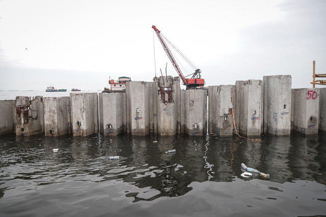 Wujud pagar tembok beton di pesisir laut Cilincing, Jakarta Utara, Kamis (11/9/2025). Foto: Iqbal Firdaus/kumparan