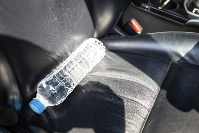 Ilustrasi botol plastik di dalam mobil. Foto: Shutterstock